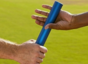 开云体育-东契奇压力下完成爆发，勇士压哨击败76人，双重胜利之夜