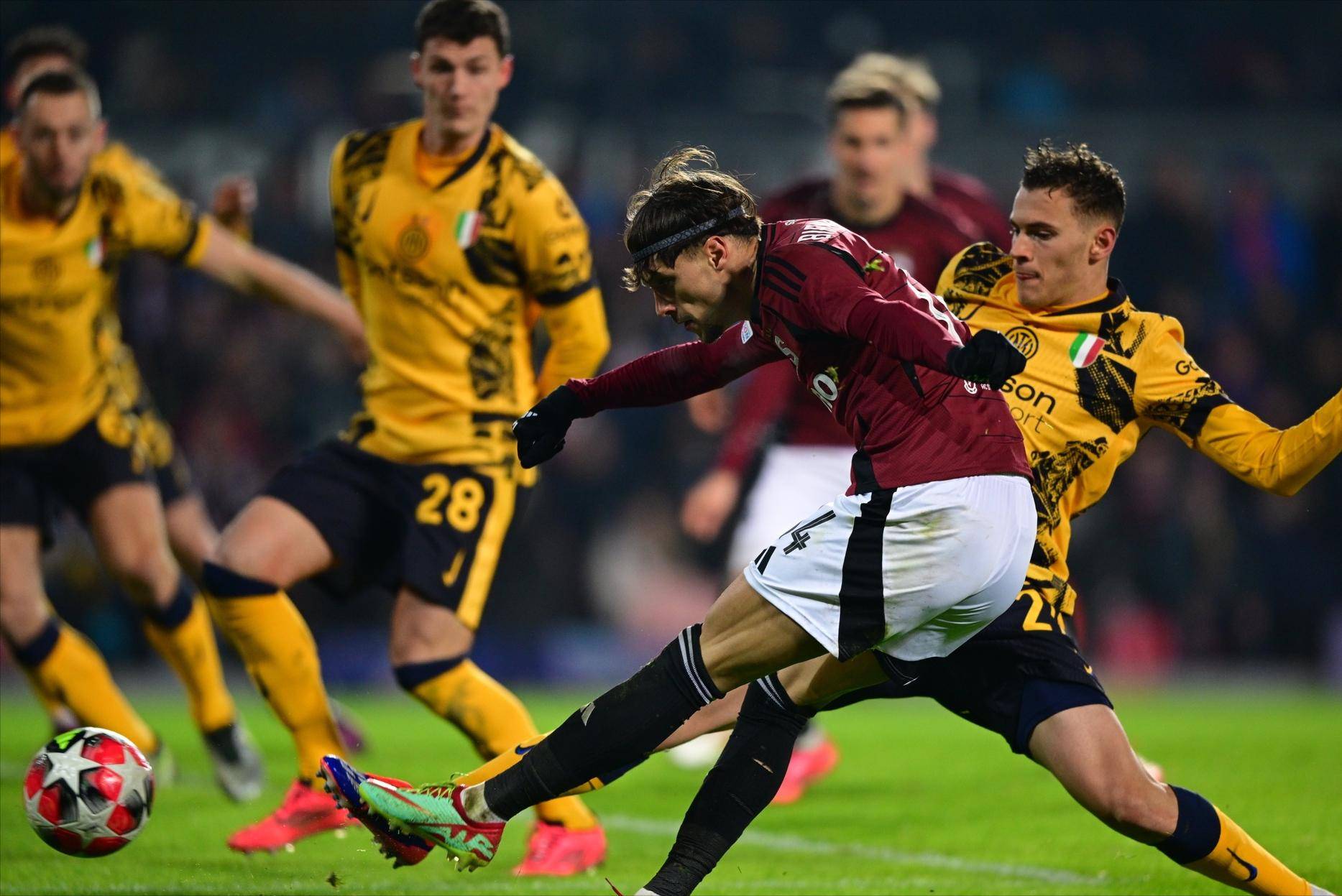 勒沃库森碾压巴萨，阿尔巴关键制胜的简单介绍