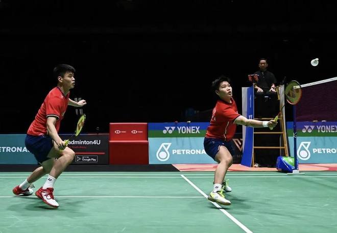 关于印度队完胜中国队，黄鸭组合点燃赛场的信息