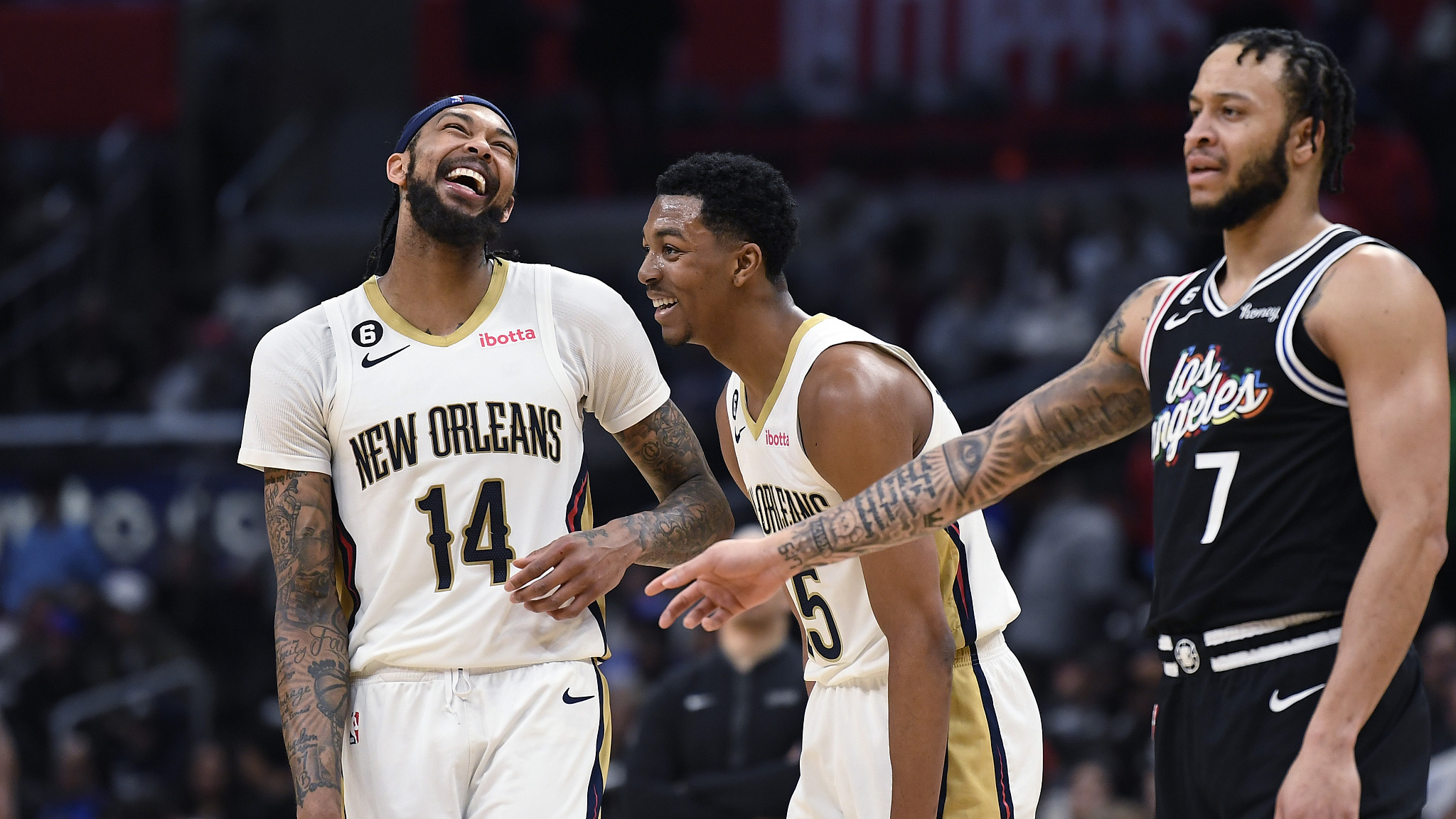 鹈鹕在客场力克黄蜂，英格拉姆全场高效作战