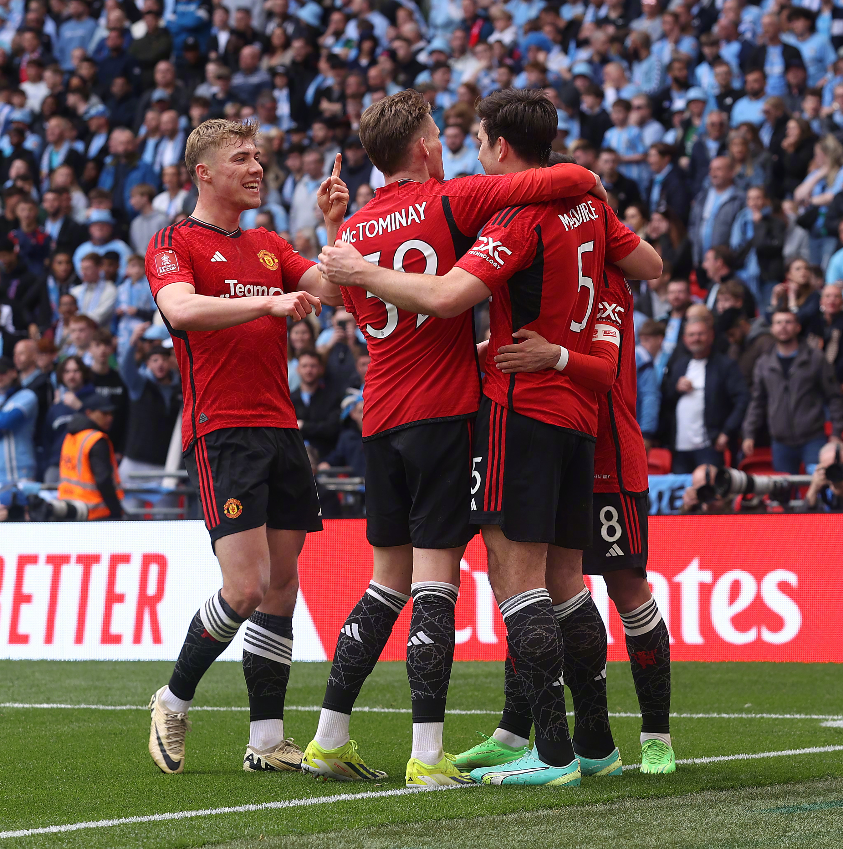 关于英格兰足球名宿支持地方社区青少年足球活动的信息