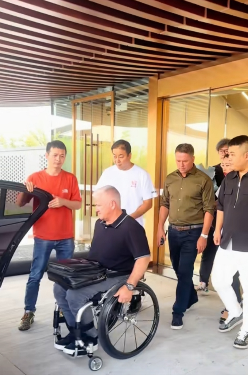 关于英格兰足球名宿支持地方社区青少年足球活动的信息