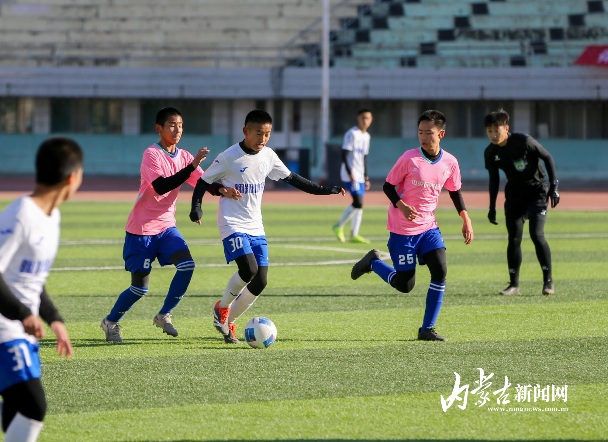 热闹足球对抗赛场精彩不断展开