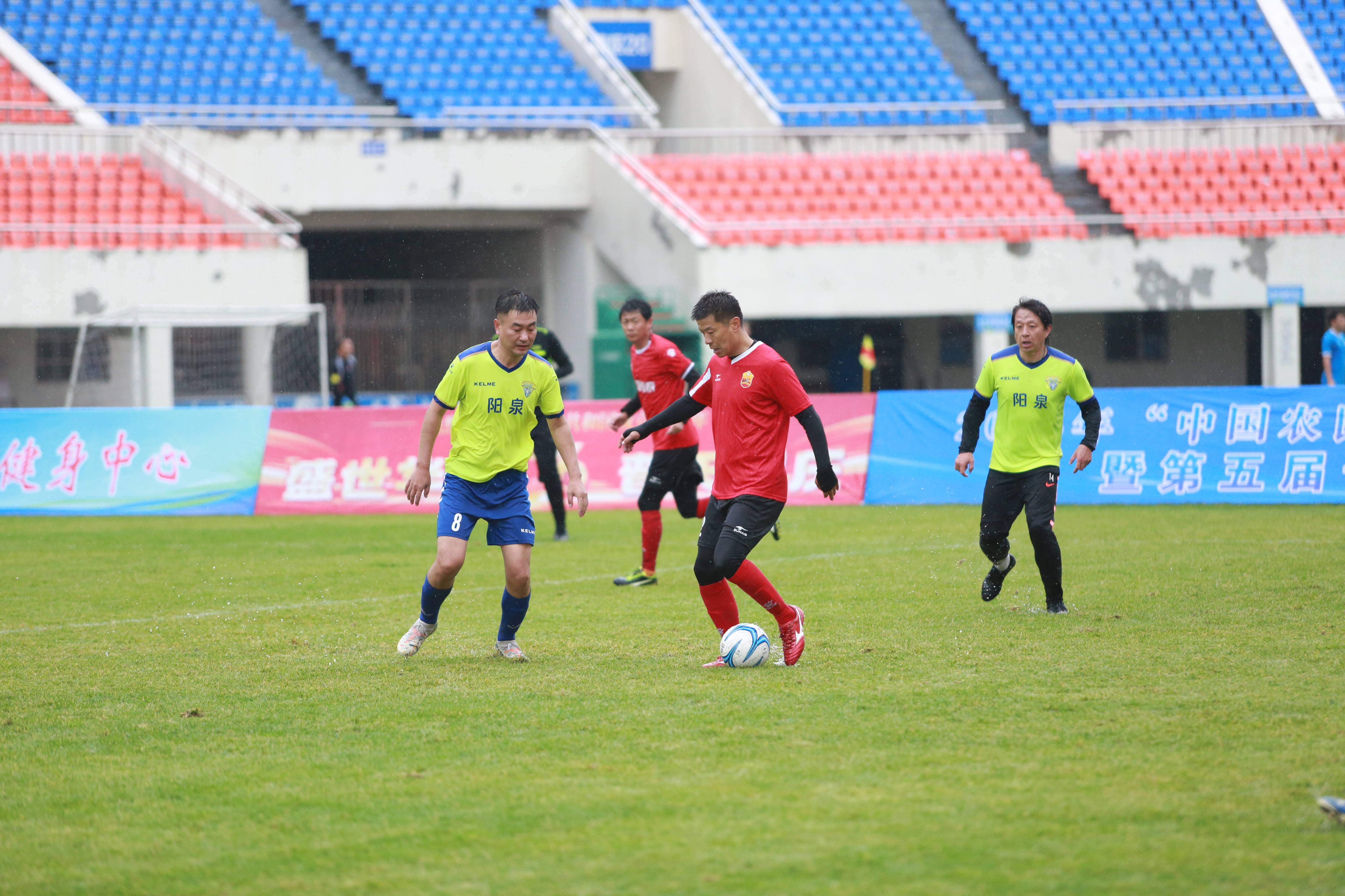 热闹足球对抗赛场精彩不断展开