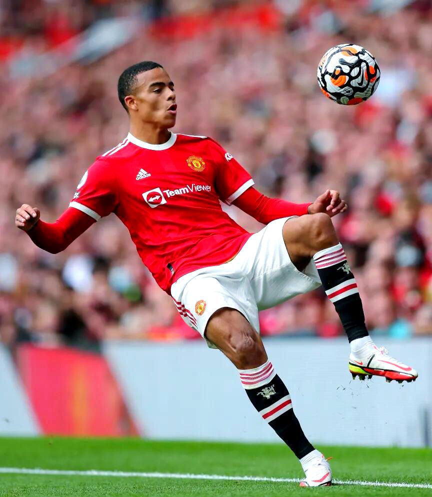 足球运动员在场上的表现引人瞩目