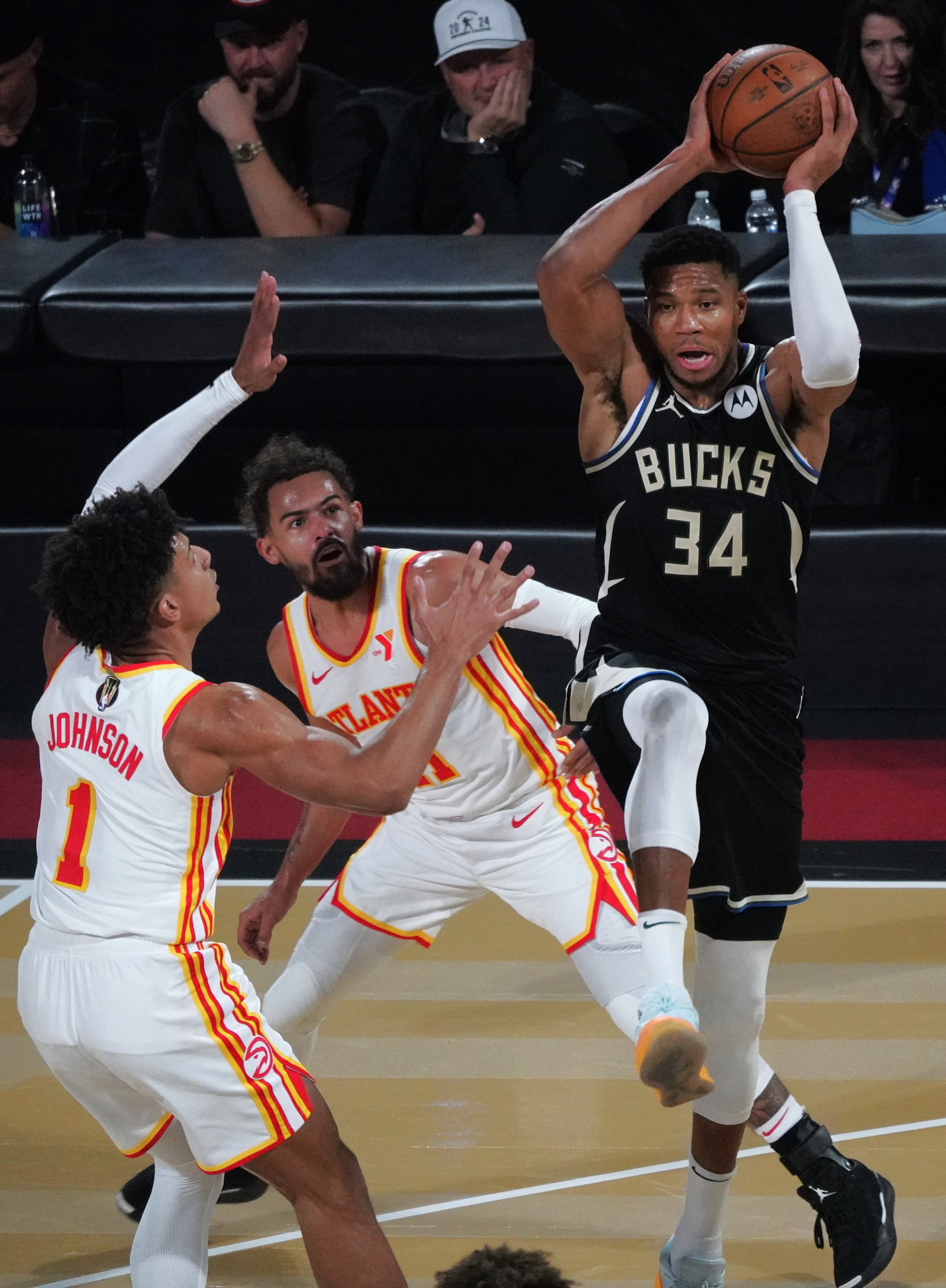 雄鹿客场擒尼克斯，继续领跑东部