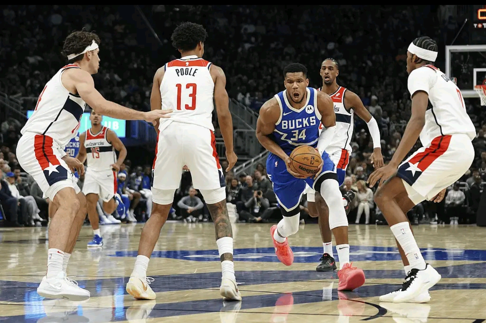 雄鹿客场擒尼克斯，继续领跑东部