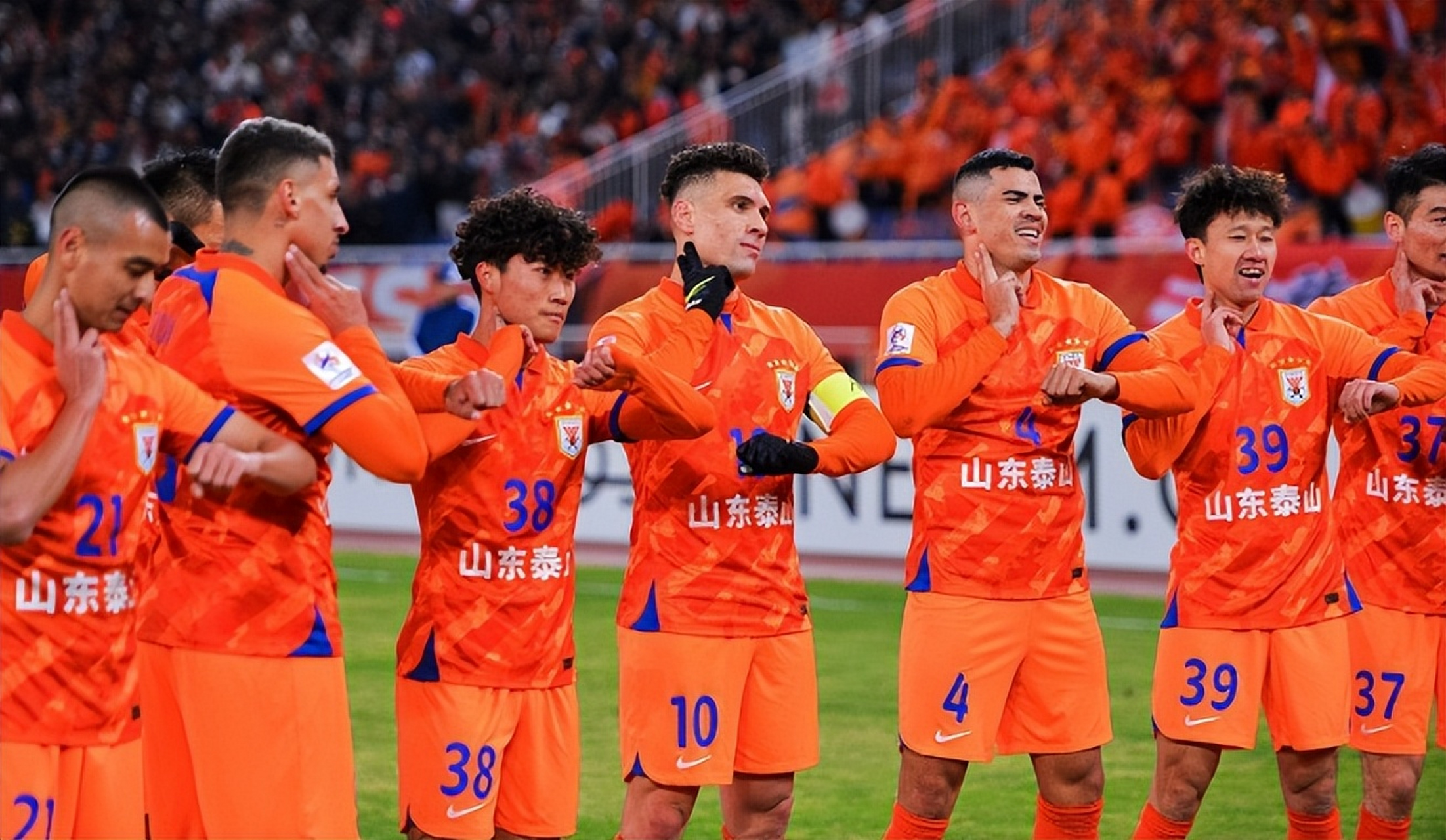 包含申花迎战山东鲁能，全队备战士气高昂的词条