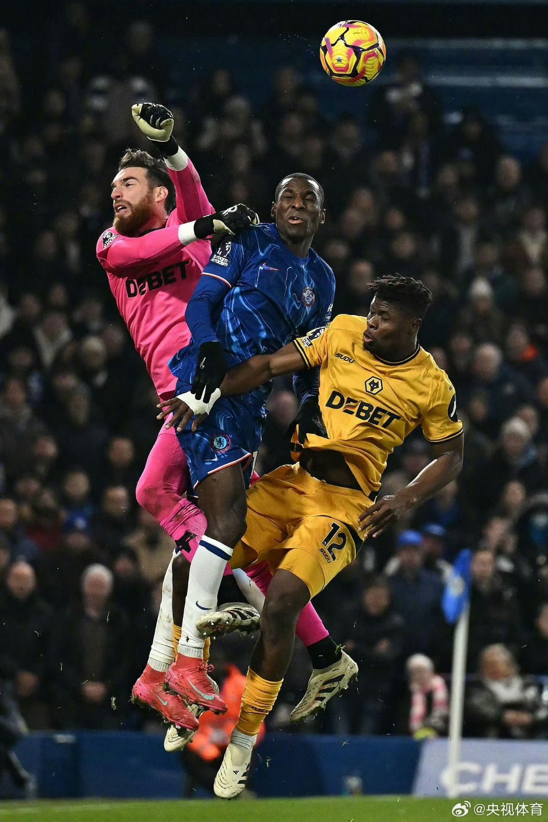 关于狼队力克劲旅，英超争四希望再现光芒的信息