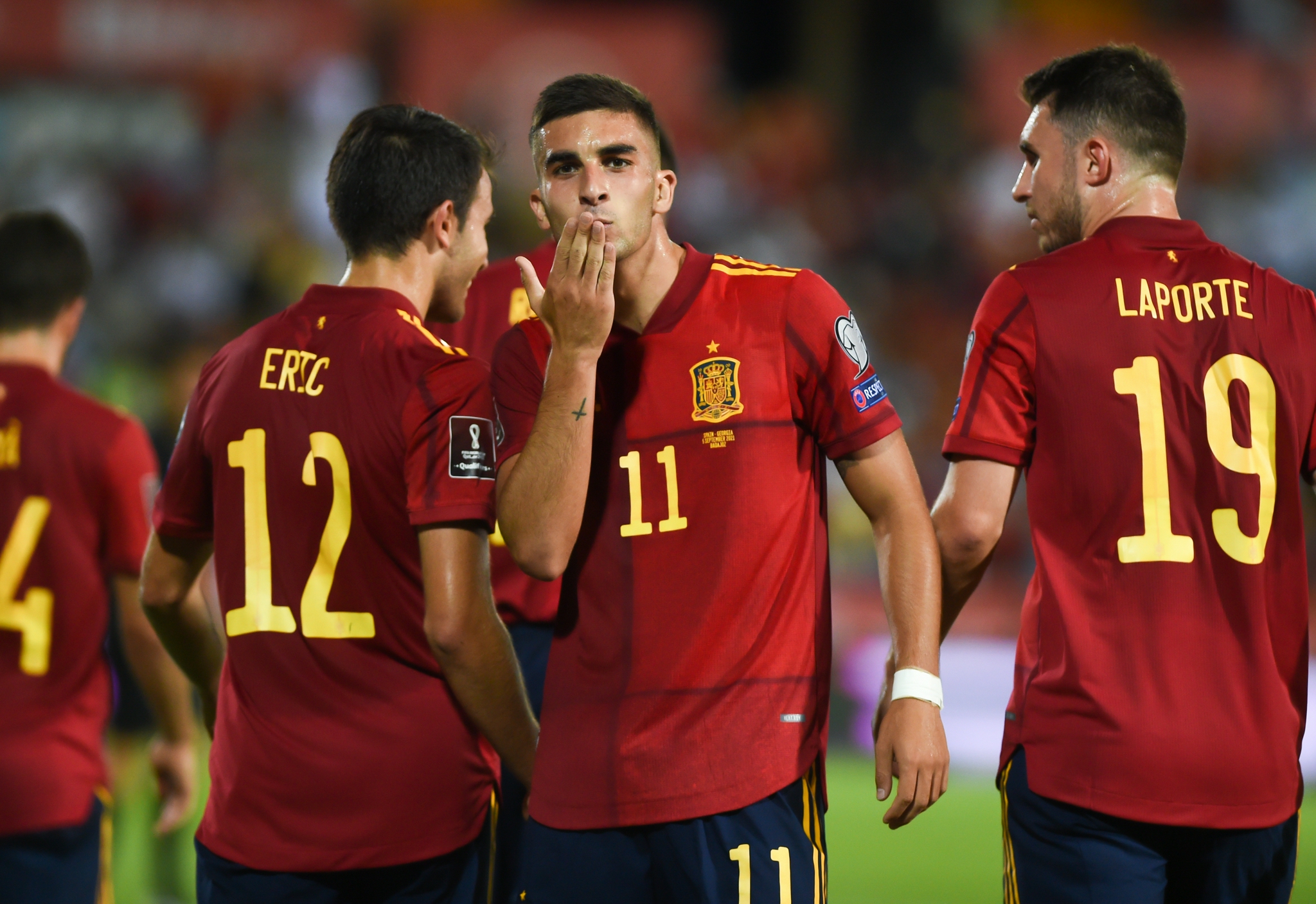 英格兰队大胜匈牙利，豪取三分