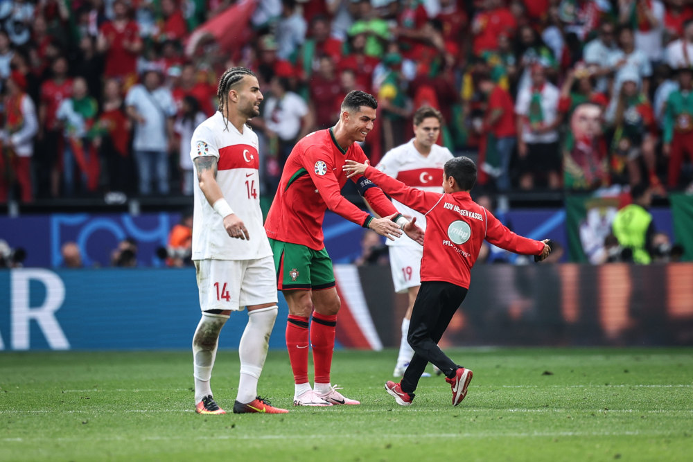 包含葡萄牙球迷为国家篮球队庆祝胜利的词条