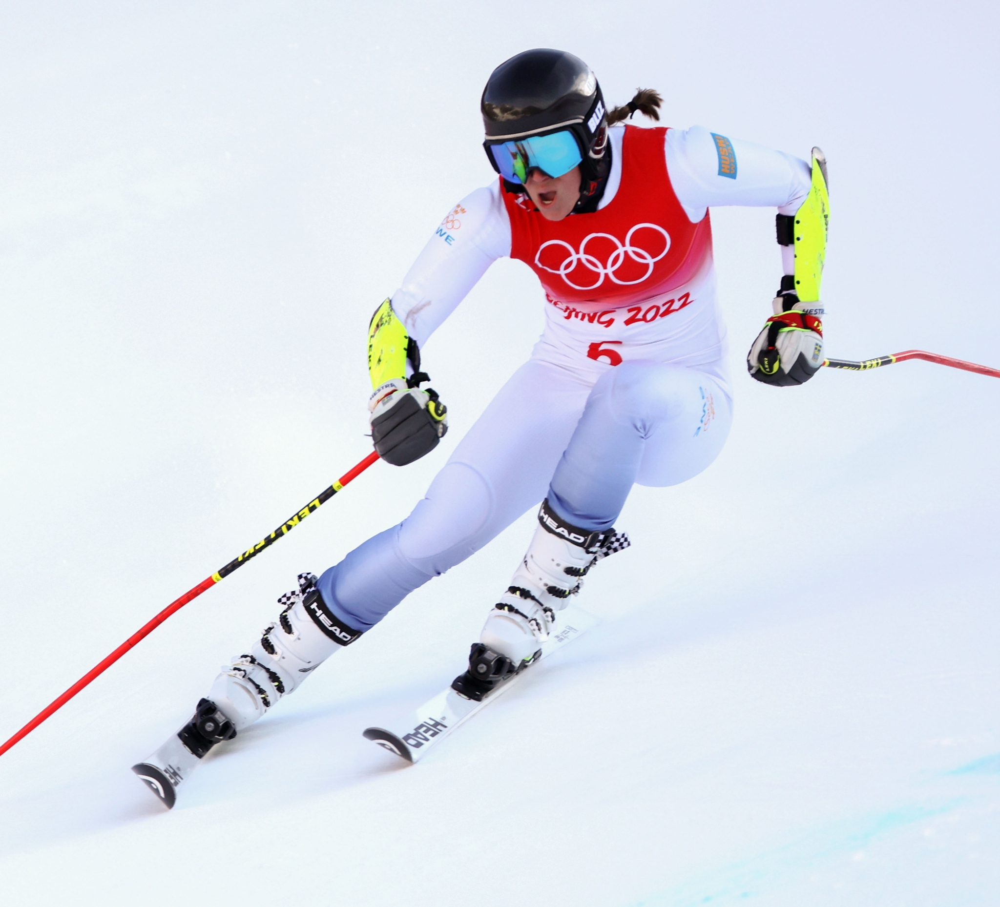 瑞士运动员在滑雪比赛中发挥出色，斩获金牌