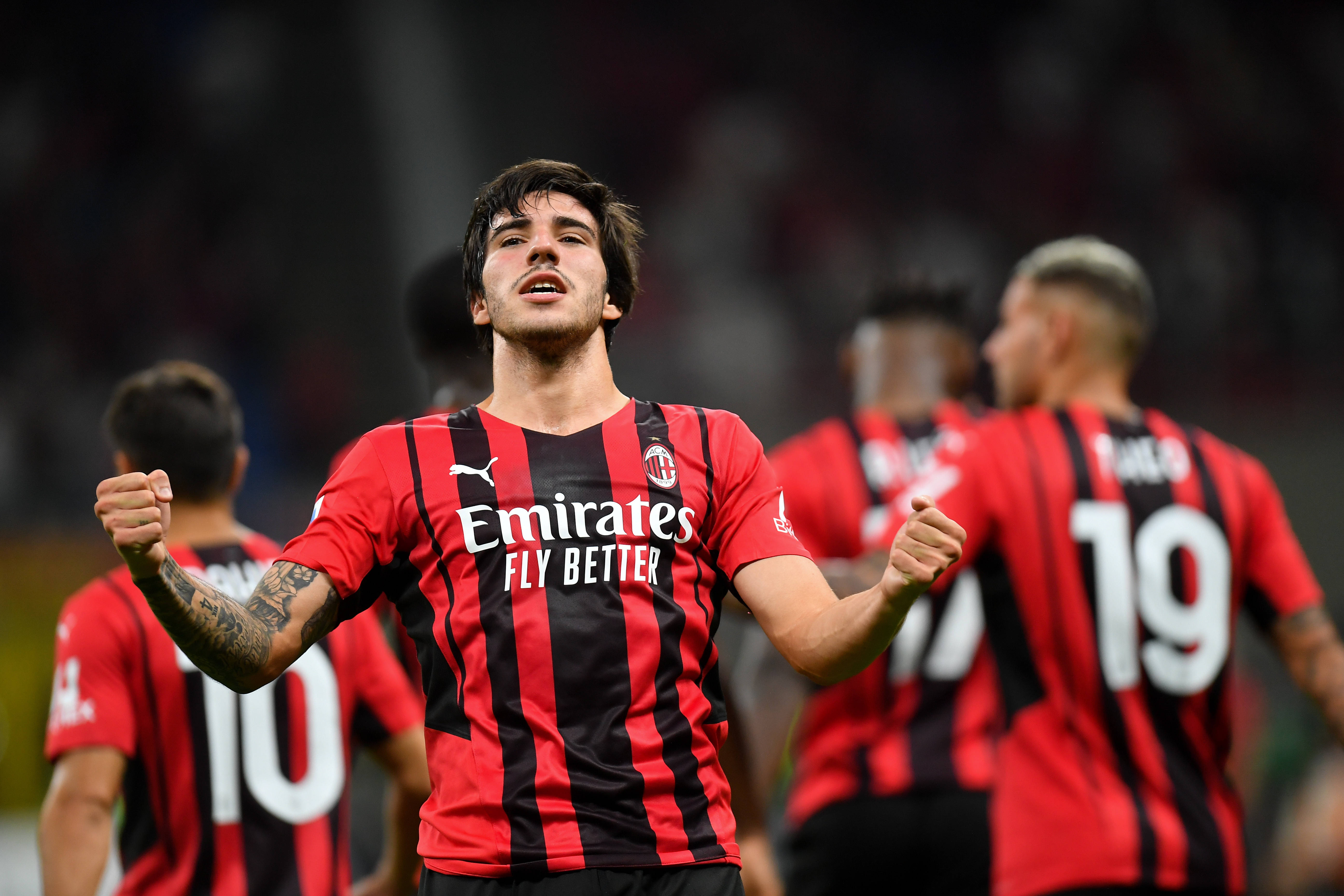 包含AC米兰防线失误频频，需改善防守的词条